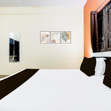 Hotel O R B Palace Váránaszi Kültér fotó