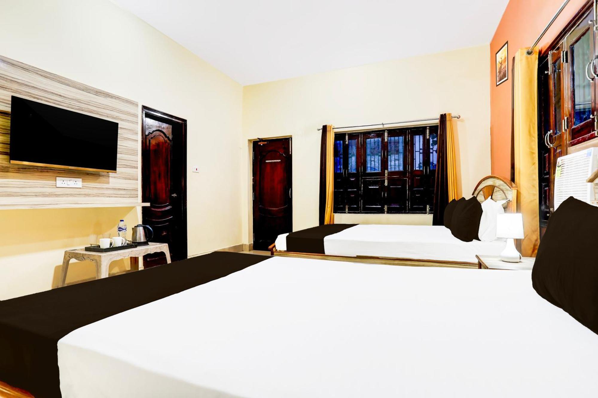 Hotel O R B Palace Váránaszi Kültér fotó