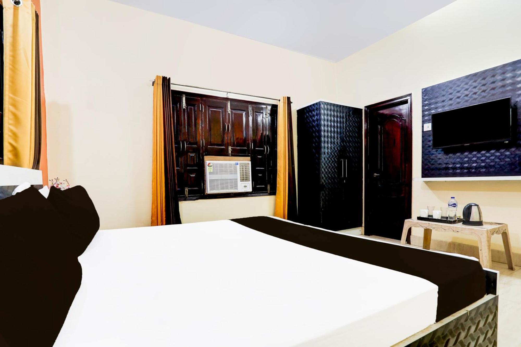 Hotel O R B Palace Váránaszi Kültér fotó