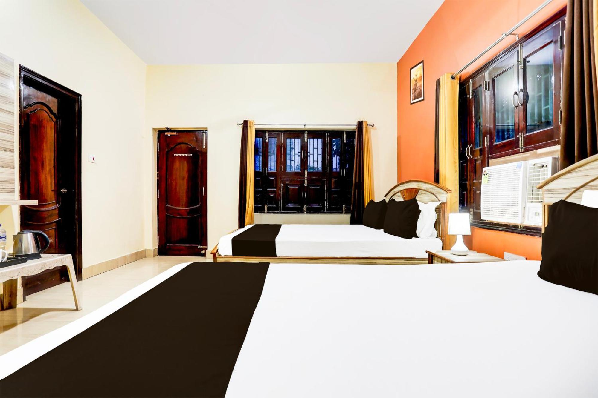 Hotel O R B Palace Váránaszi Kültér fotó