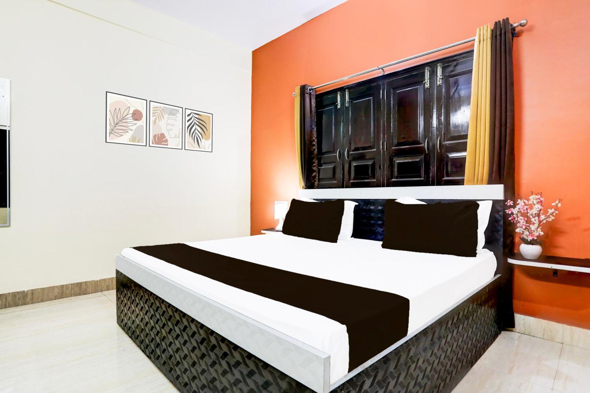 Hotel O R B Palace Váránaszi Kültér fotó