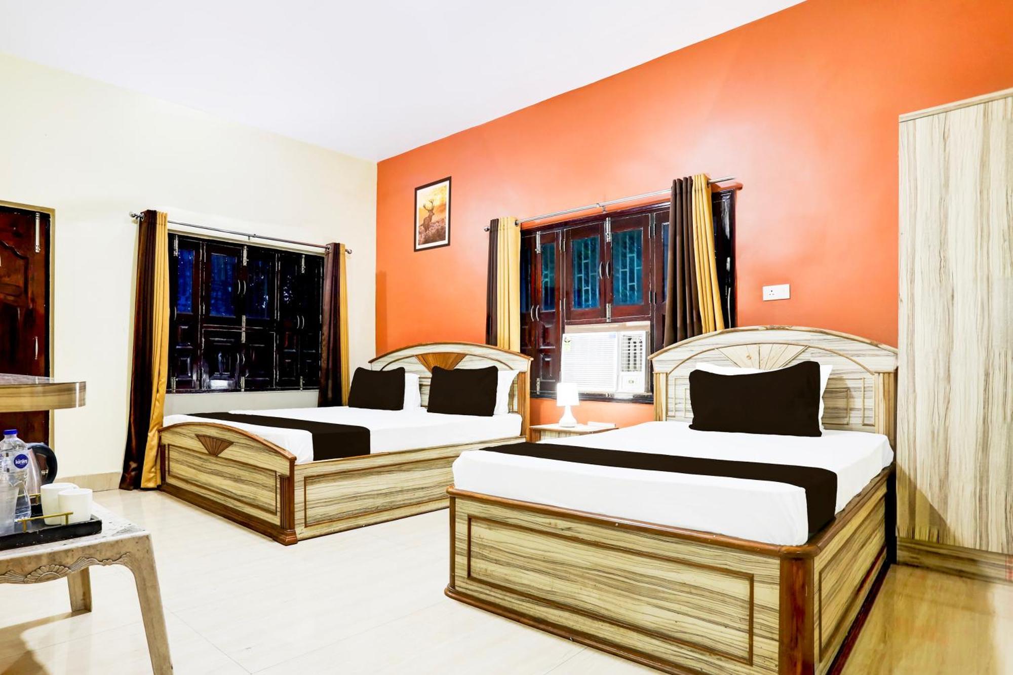Hotel O R B Palace Váránaszi Kültér fotó