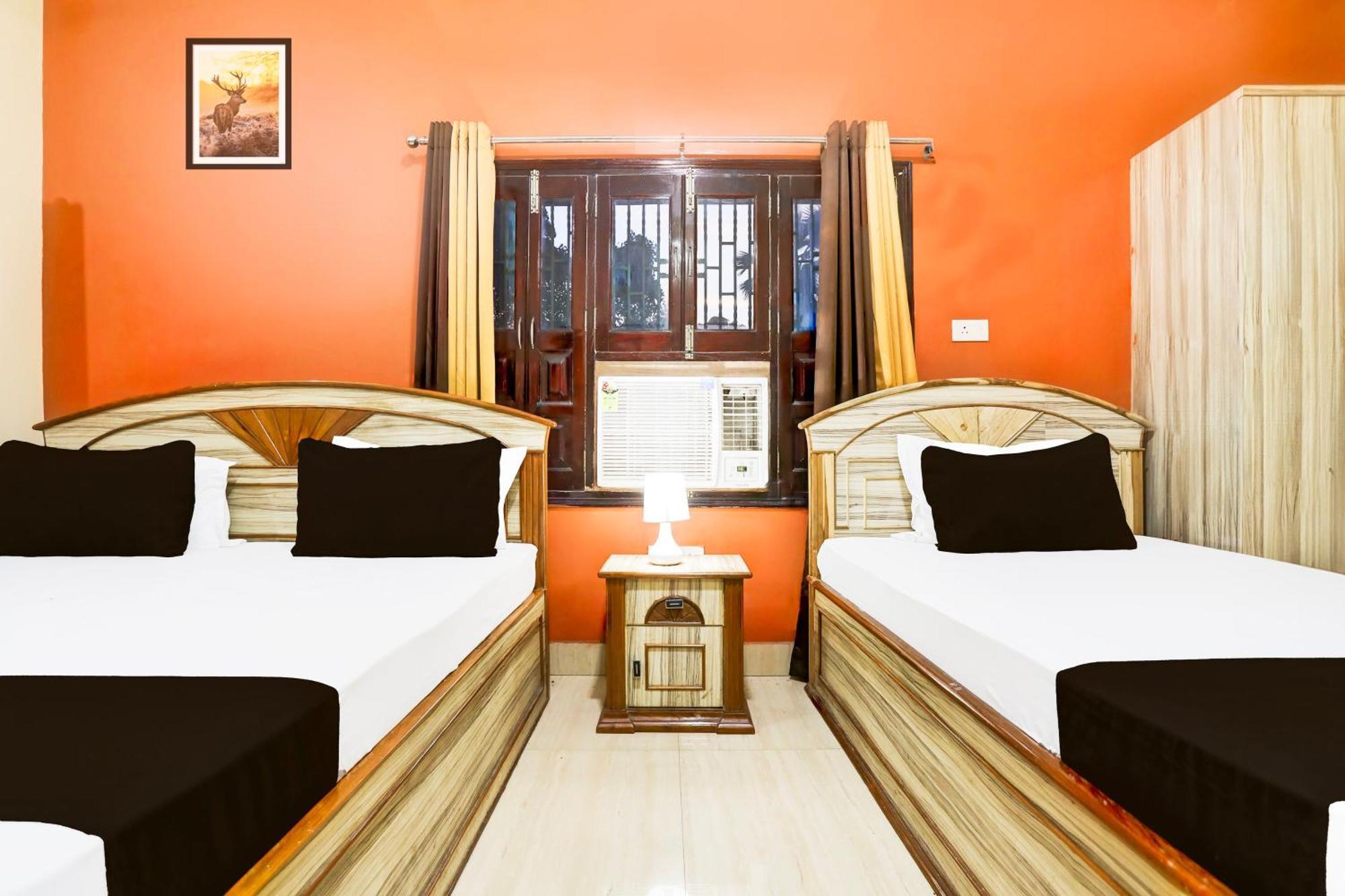 Hotel O R B Palace Váránaszi Kültér fotó