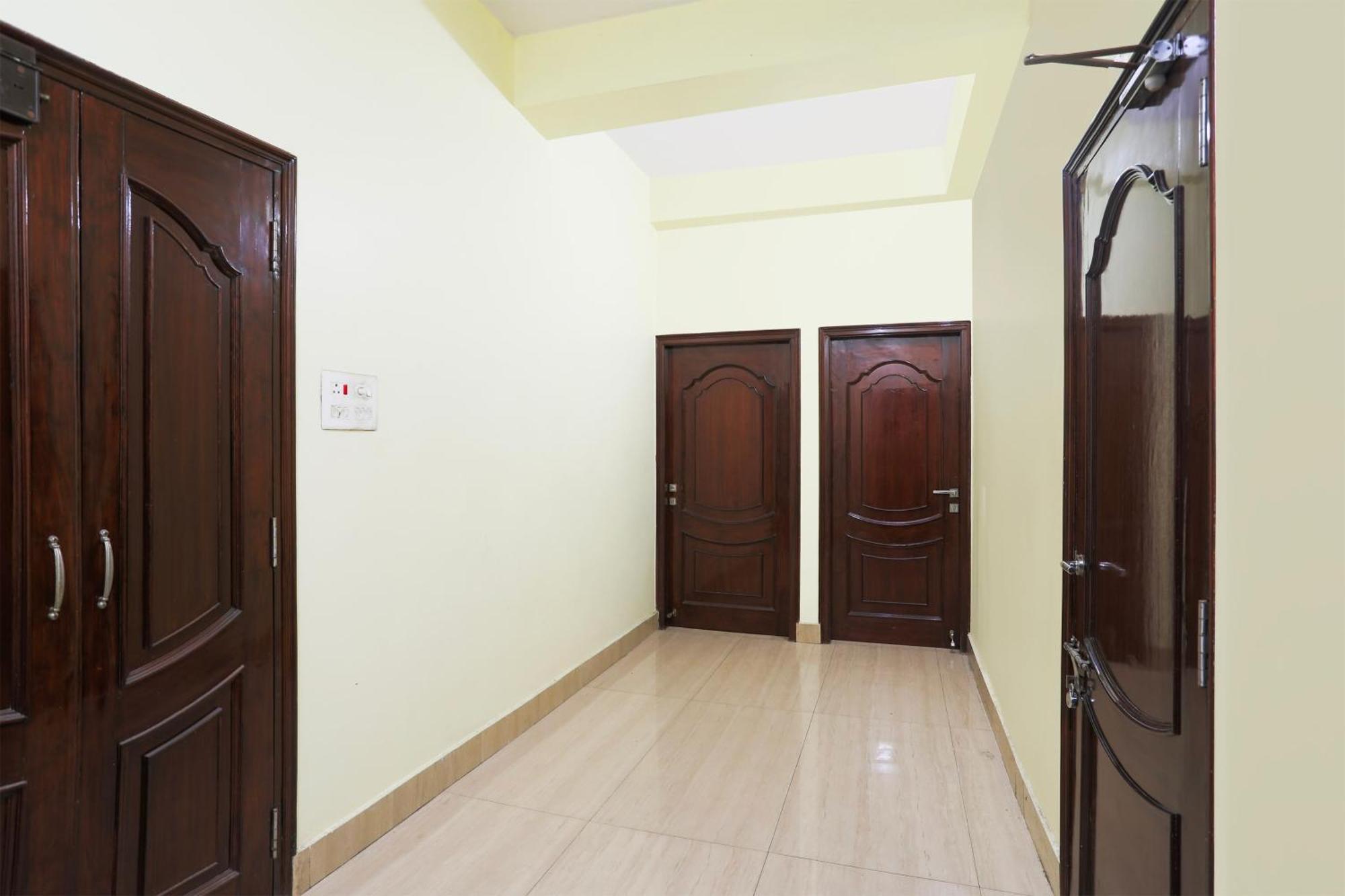 Hotel O R B Palace Váránaszi Kültér fotó