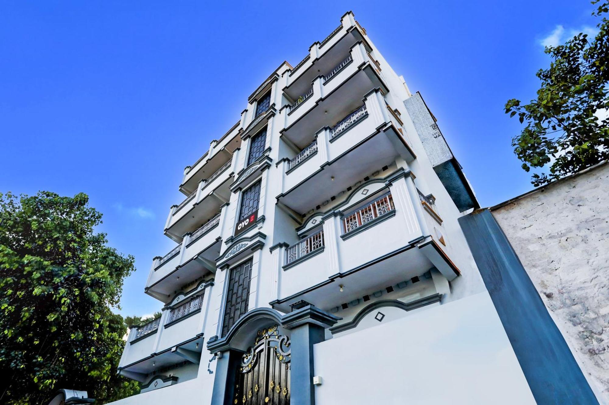 Hotel O R B Palace Váránaszi Kültér fotó