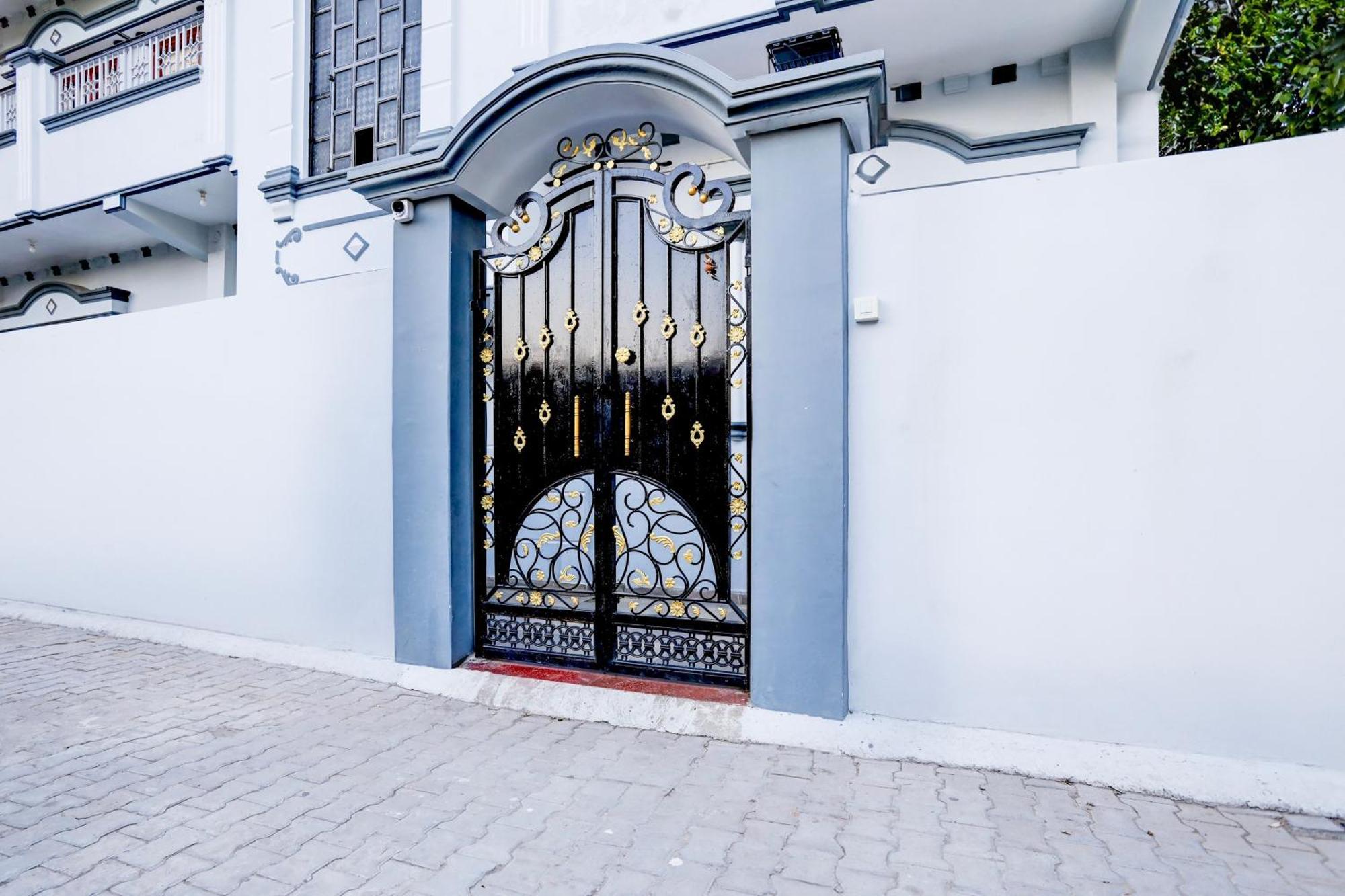 Hotel O R B Palace Váránaszi Kültér fotó