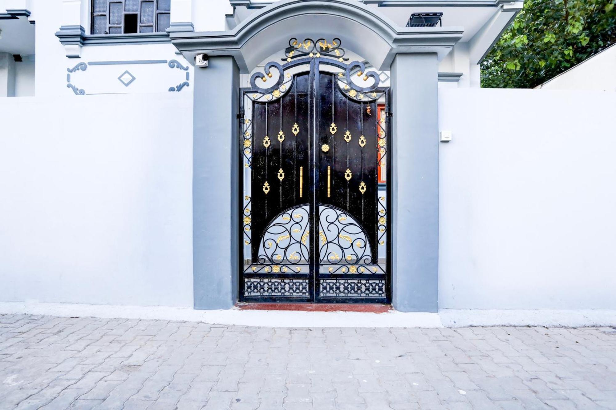 Hotel O R B Palace Váránaszi Kültér fotó
