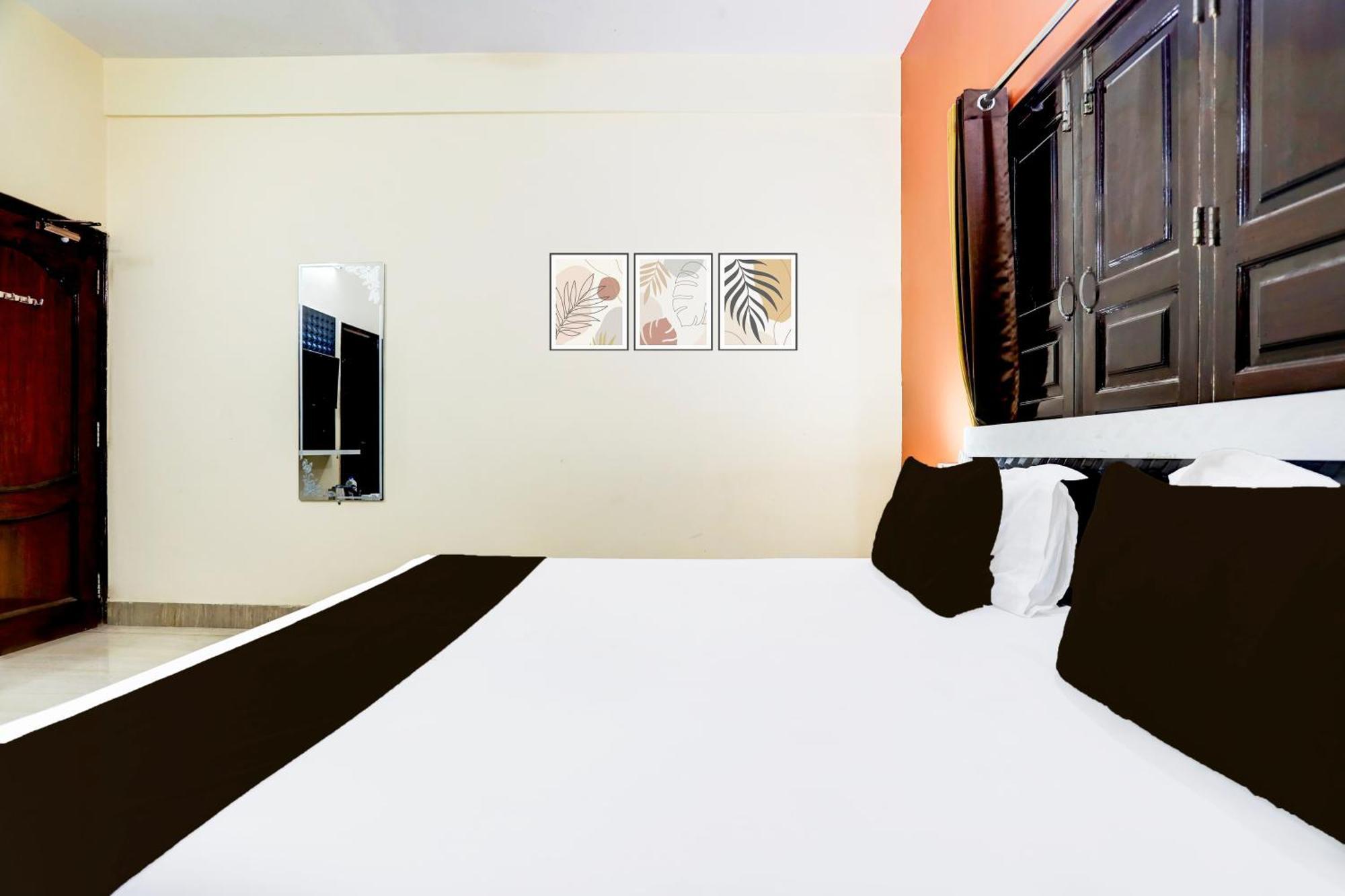 Hotel O R B Palace Váránaszi Kültér fotó