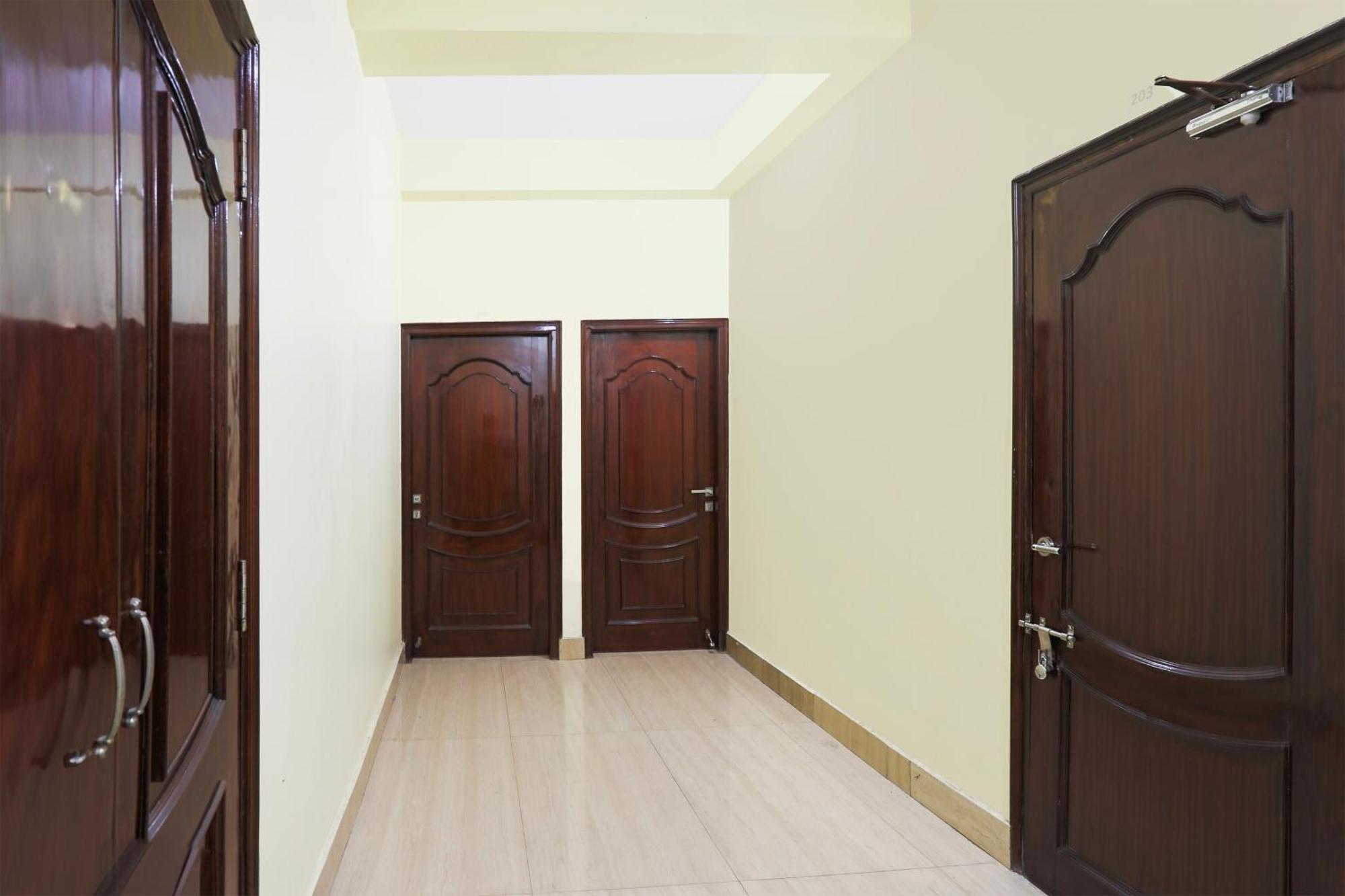 Hotel O R B Palace Váránaszi Kültér fotó