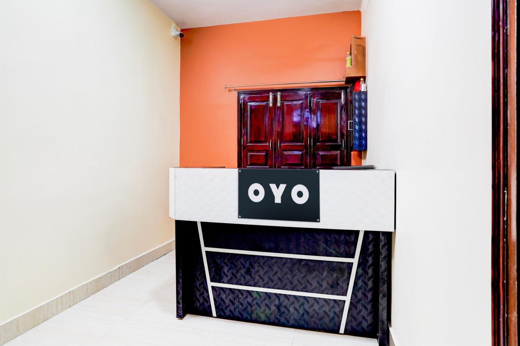 Hotel O R B Palace Váránaszi Kültér fotó